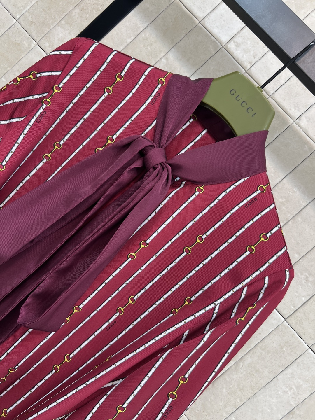 G家 25秋冬新款 链条⛓️图案飘带收腰红色连衣裙 飘带随意系结 搭配腰带收腰小开叉裙摆设计 满印品牌链