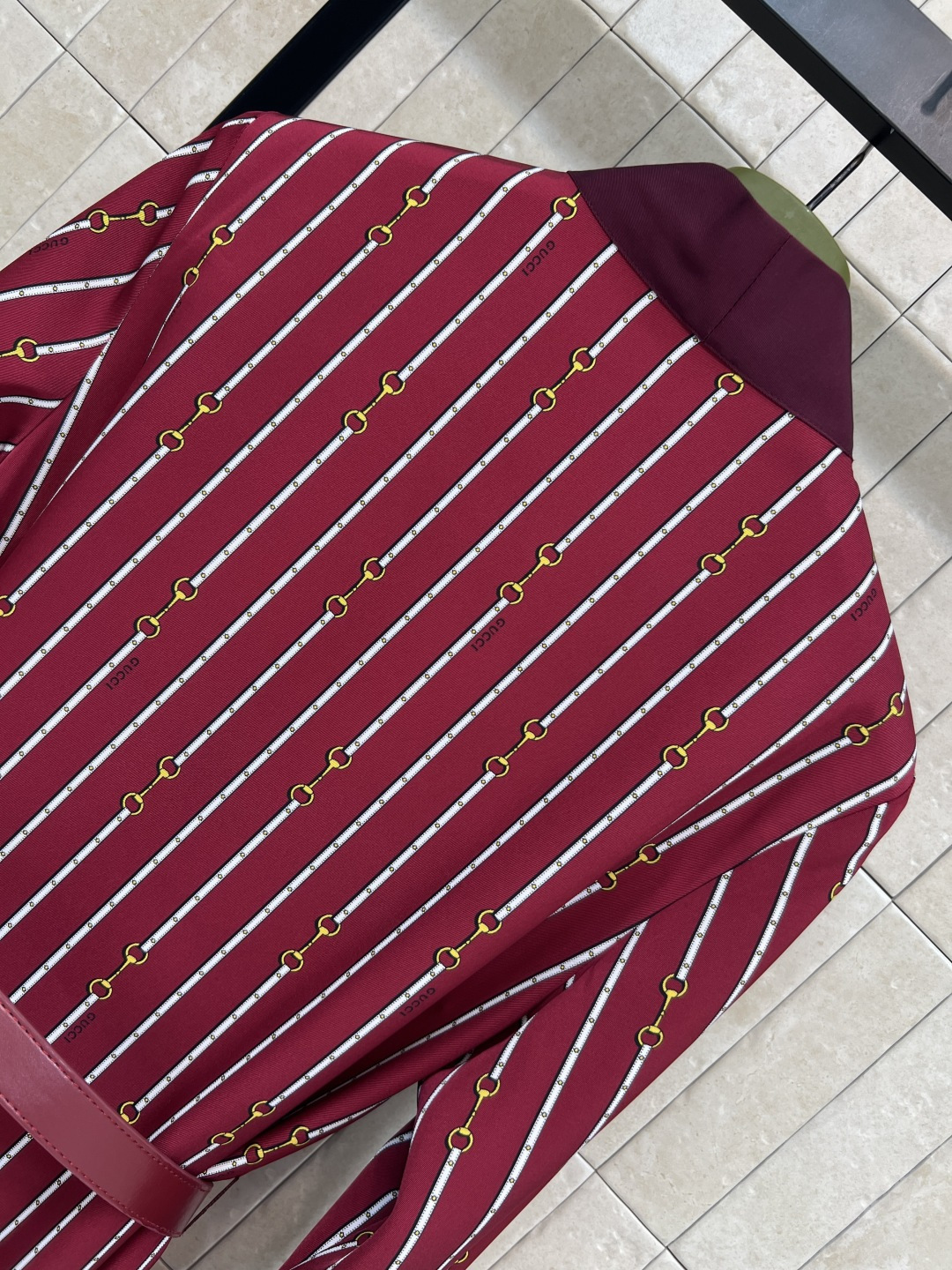 G家 25秋冬新款 链条⛓️图案飘带收腰红色连衣裙 飘带随意系结 搭配腰带收腰小开叉裙摆设计 满印品牌链