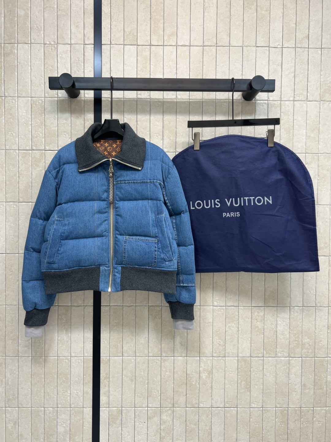 L家 25秋冬新款 牛仔拼接立领短款羽绒服 领口针织罗纹大翻领设计 袖口针织螺纹双袖设计 打造多种时髦造