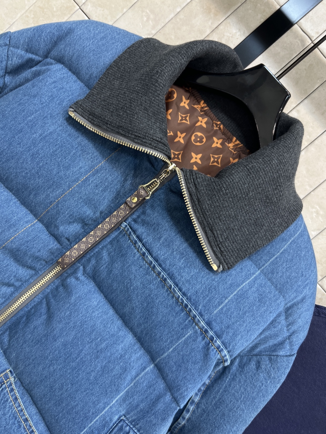 L家 25秋冬新款 牛仔拼接立领短款羽绒服 领口针织罗纹大翻领设计 袖口针织螺纹双袖设计 打造多种时髦造