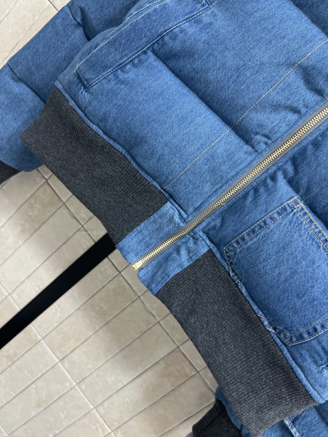 L家 25秋冬新款 牛仔拼接立领短款羽绒服 领口针织罗纹大翻领设计 袖口针织螺纹双袖设计 打造多种时髦造
