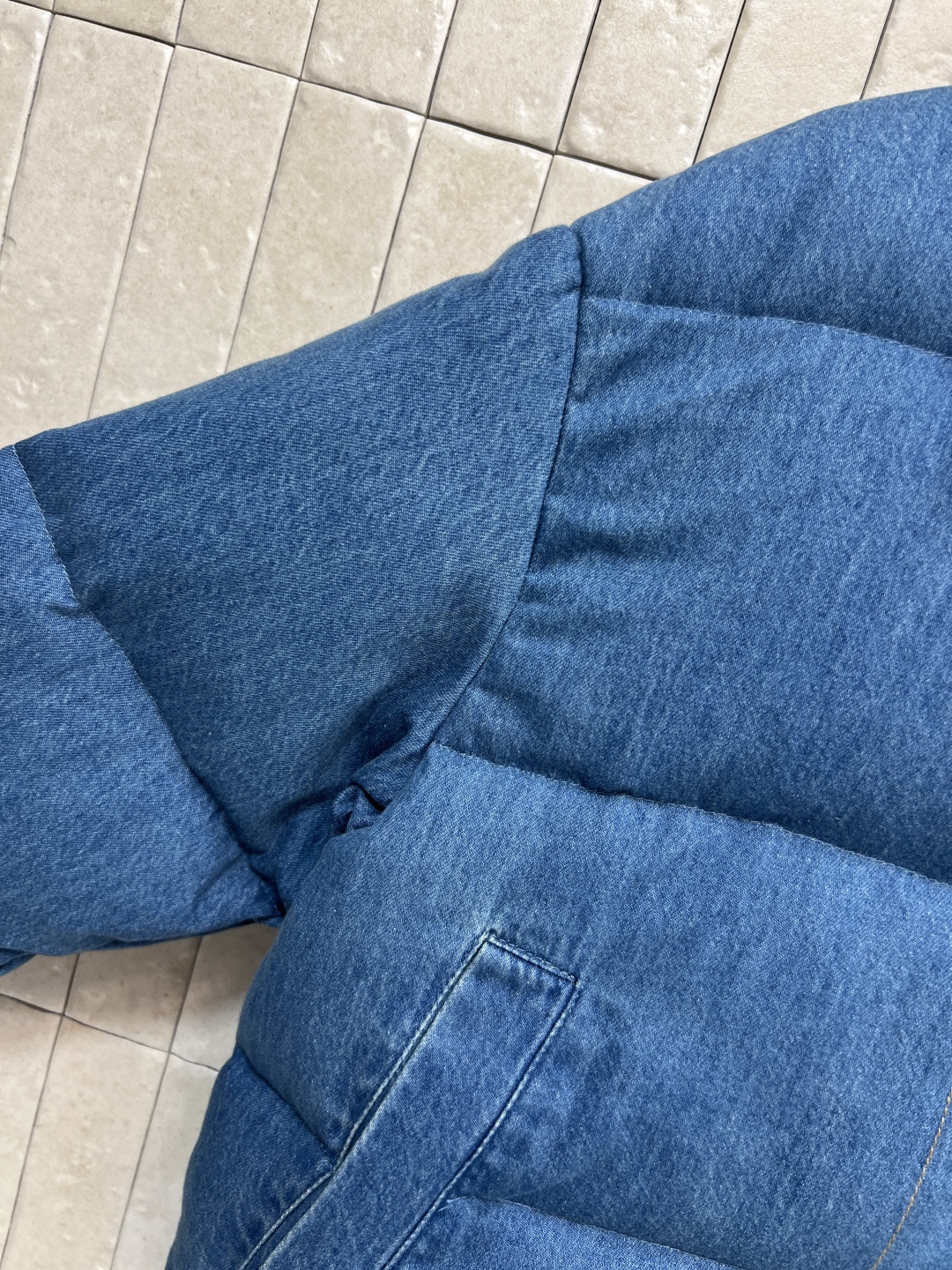 L家 25秋冬新款 牛仔拼接立领短款羽绒服 领口针织罗纹大翻领设计 袖口针织螺纹双袖设计 打造多种时髦造