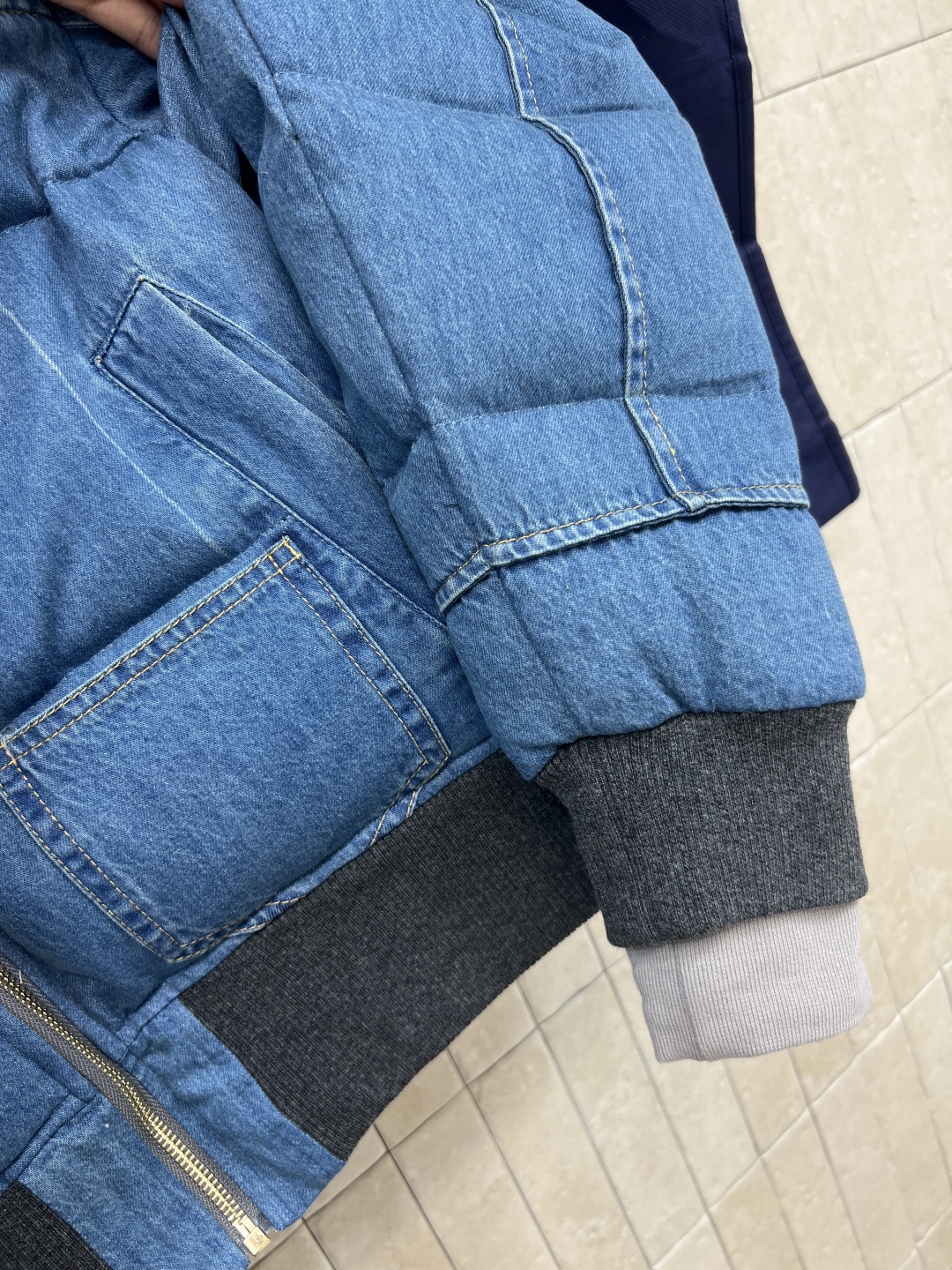 L家 25秋冬新款 牛仔拼接立领短款羽绒服 领口针织罗纹大翻领设计 袖口针织螺纹双袖设计 打造多种时髦造