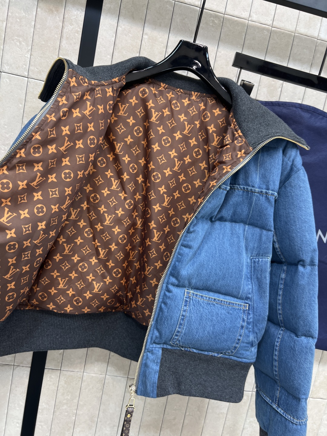 L家 25秋冬新款 牛仔拼接立领短款羽绒服 领口针织罗纹大翻领设计 袖口针织螺纹双袖设计 打造多种时髦造