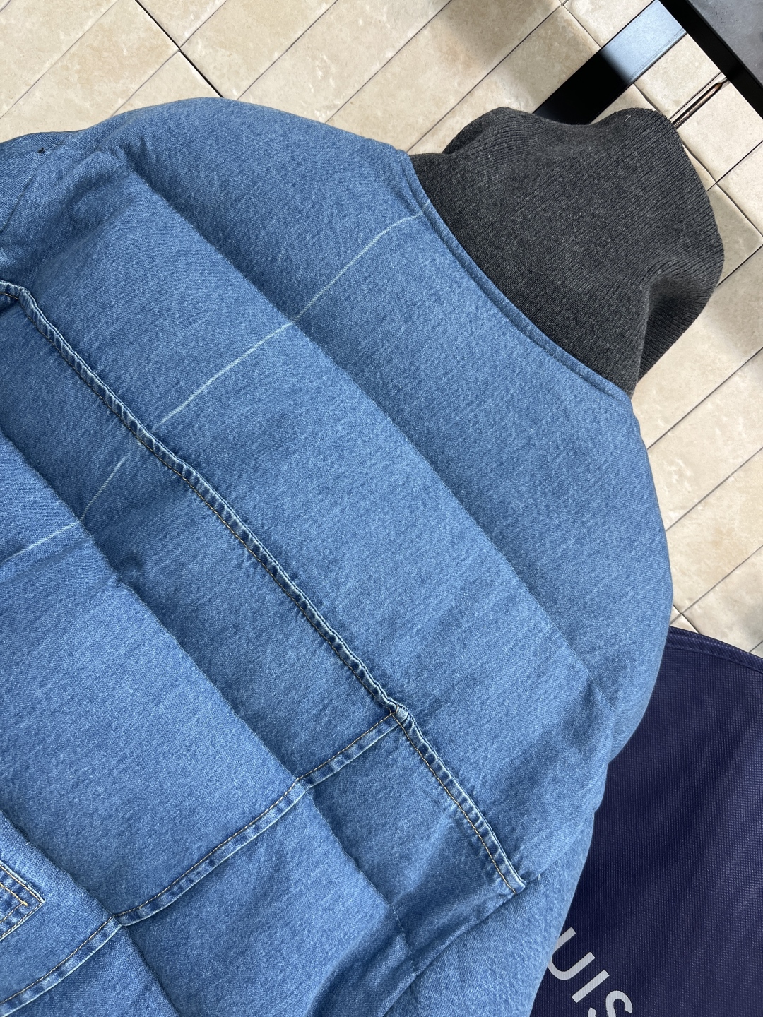 L家 25秋冬新款 牛仔拼接立领短款羽绒服 领口针织罗纹大翻领设计 袖口针织螺纹双袖设计 打造多种时髦造