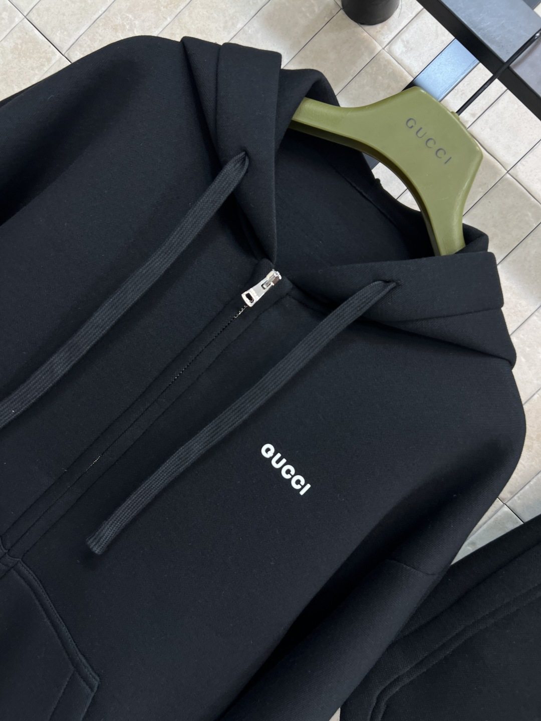 G家 25秋冬新款 撞色刺绣黑色休闲套装 连帽宽松抽绳卫衣外套+松紧系绳短裤 一套上身气质又减龄少女风 