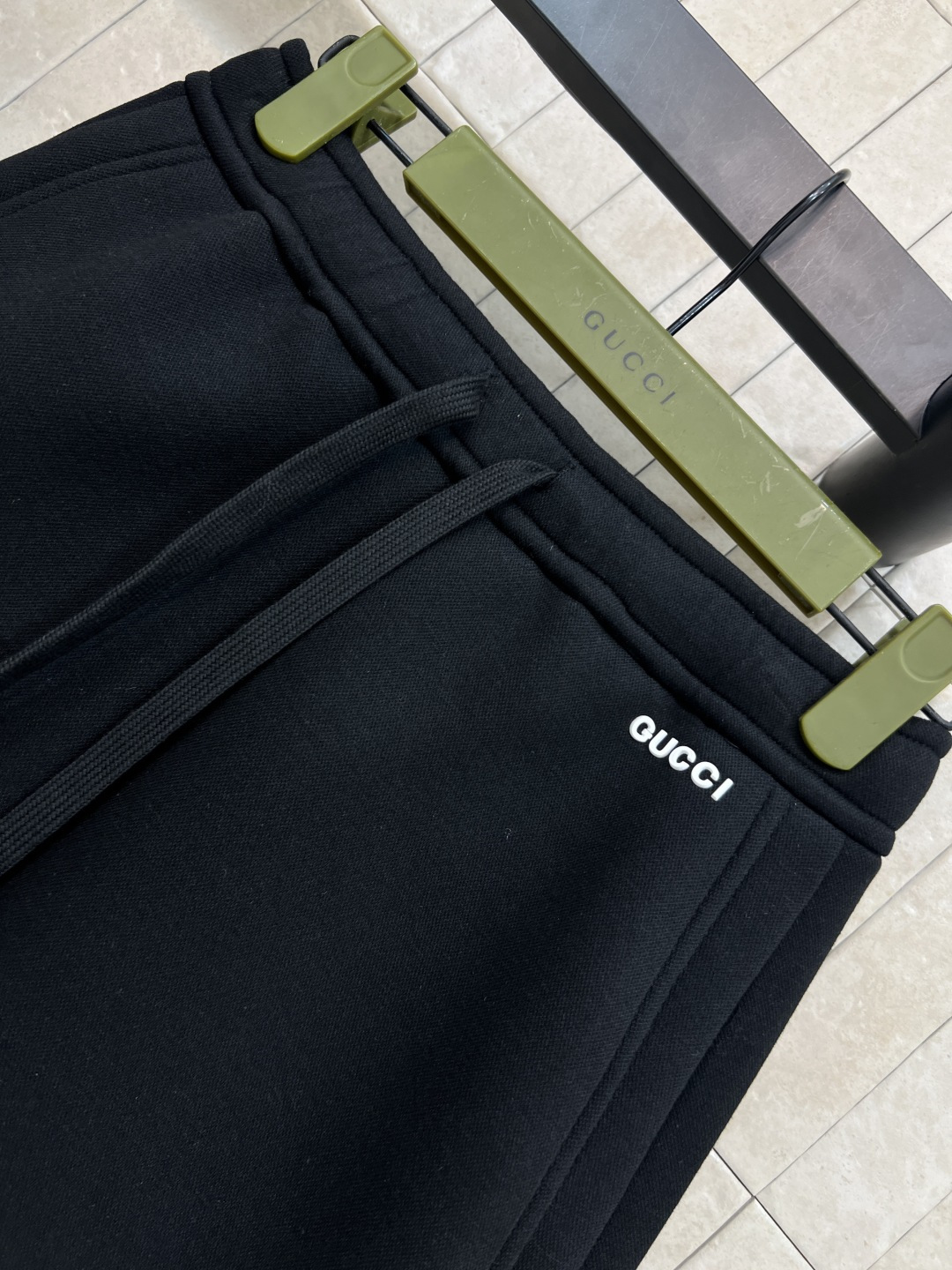 G家 25秋冬新款 撞色刺绣黑色休闲套装 连帽宽松抽绳卫衣外套+松紧系绳短裤 一套上身气质又减龄少女风 