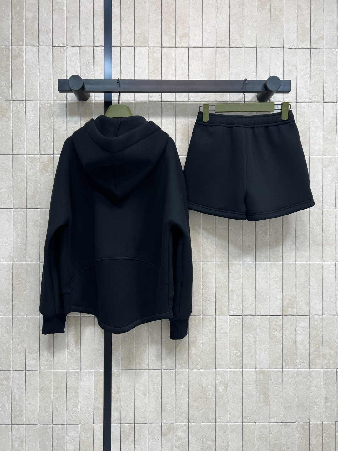 G家 25秋冬新款 撞色刺绣黑色休闲套装 连帽宽松抽绳卫衣外套+松紧系绳短裤 一套上身气质又减龄少女风 