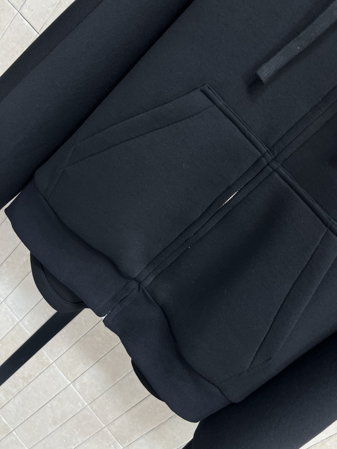 G家 25秋冬新款 撞色刺绣黑色休闲套装 连帽宽松抽绳卫衣外套+松紧系绳短裤 一套上身气质又减龄少女风 