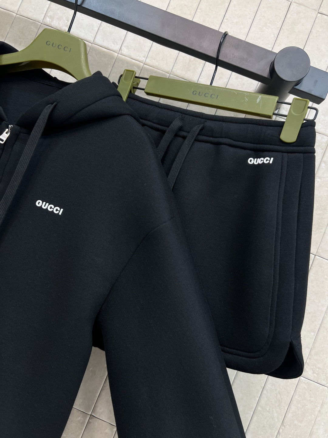 G家 25秋冬新款 撞色刺绣黑色休闲套装 连帽宽松抽绳卫衣外套+松紧系绳短裤 一套上身气质又减龄少女风 