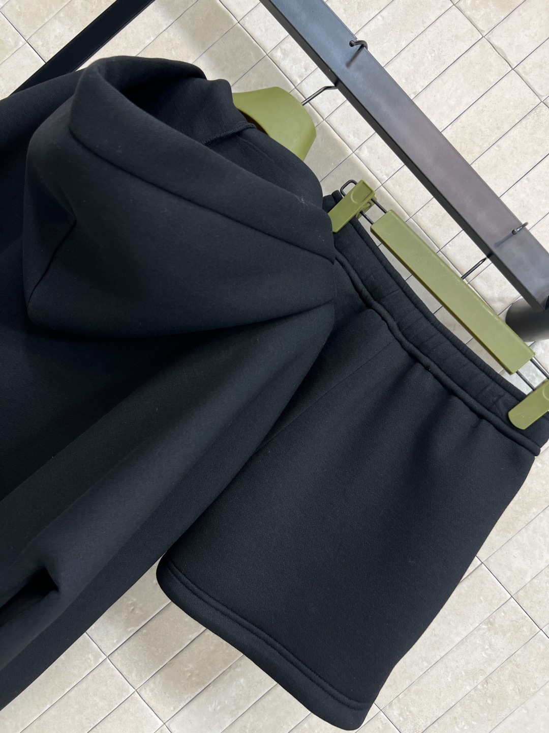 G家 25秋冬新款 撞色刺绣黑色休闲套装 连帽宽松抽绳卫衣外套+松紧系绳短裤 一套上身气质又减龄少女风 