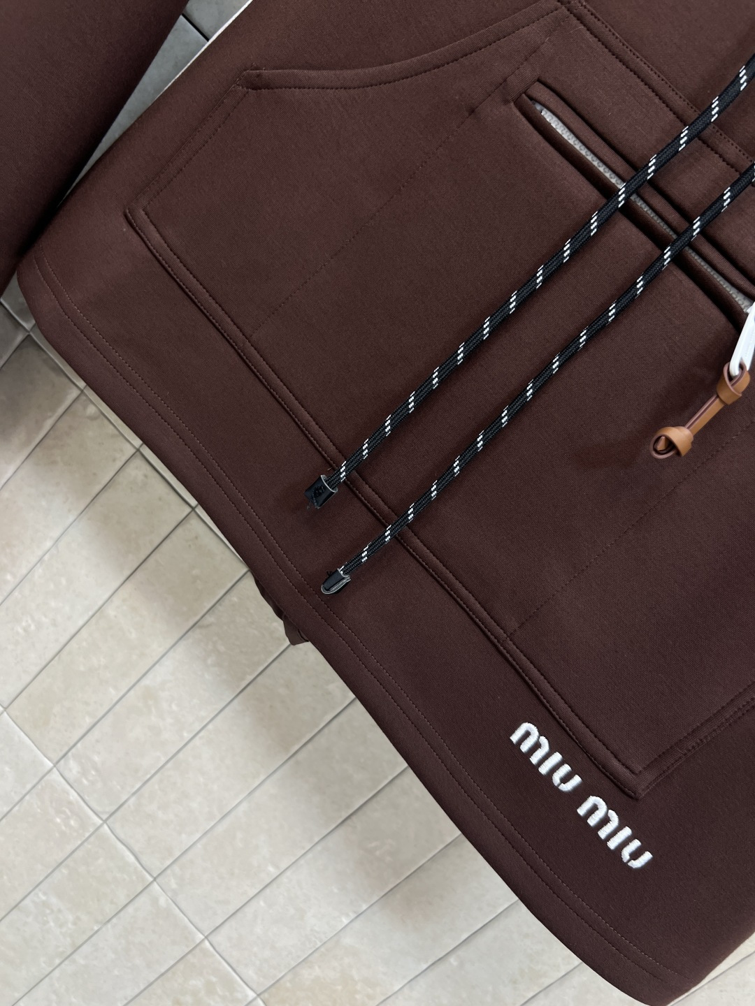 小香家 25秋冬新款 轻奢气质粗花呢外套 定织粗花呢面料配上闪闪的银线点缀 瞬间升级非常精致的法式风情 