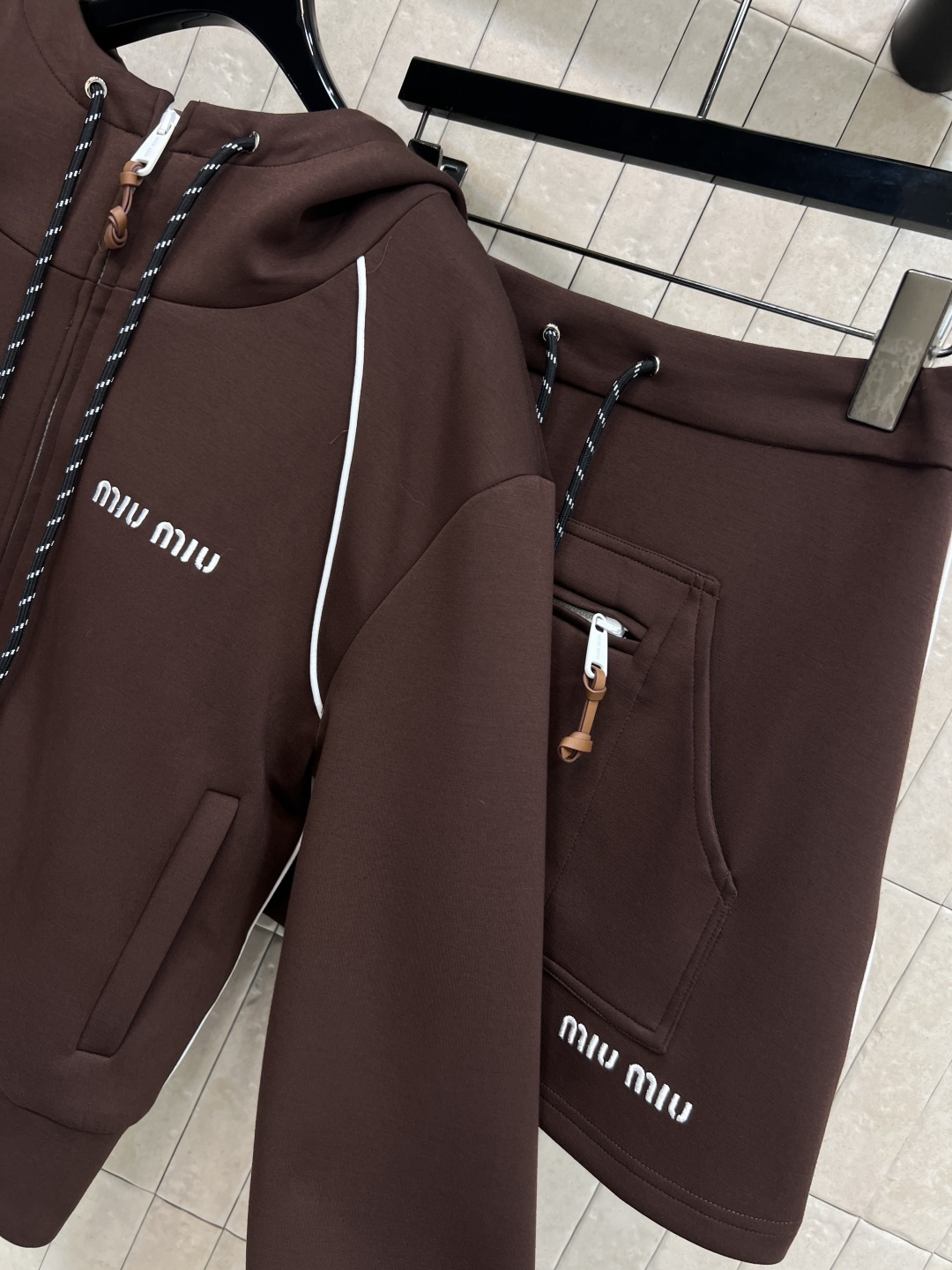 小香家 25秋冬新款 轻奢气质粗花呢外套 定织粗花呢面料配上闪闪的银线点缀 瞬间升级非常精致的法式风情 