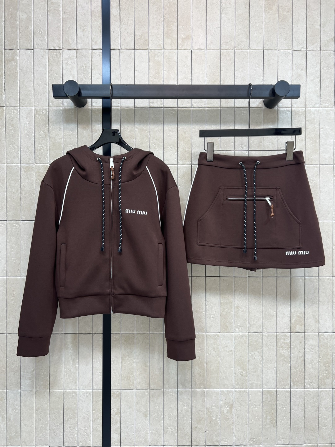 NO:508689,Xiaoxiangjia 25 autumn and winter new style, light luxury tweed jacket, fixed tweed fabric with sparkling silver embellishment, instantly upgraded very exquisite French style, retro simple yet elegant, outstanding high-end feeling, formal and design-oriented, important occasions or commuting, super aura, very stylish, and elegant, one color three-code Size/S-M-L,, chanel, jackets & coats, alexander wang19860909小香家 25秋冬新款 轻奢气质粗花呢外套 定织粗花呢面料配上闪闪的银线点缀 瞬间升级非常精致的法式风情 复古简约不失优雅版型很出众 扑面而来的高级感 属于那种正式又很有设计感的 重要场合或者是通勤穿 超级有气场 很衬气色显气质 一色三码Size/S-M-L,,chanel,jackets & coats,alexander wang,Women's clothing