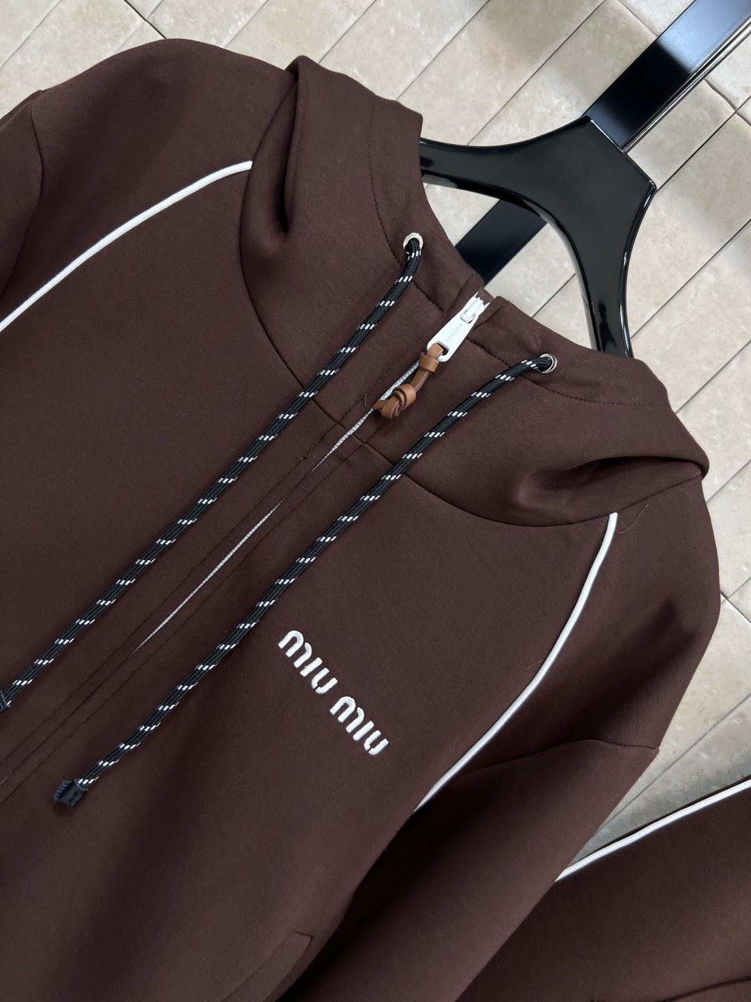 小香家 25秋冬新款 轻奢气质粗花呢外套 定织粗花呢面料配上闪闪的银线点缀 瞬间升级非常精致的法式风情 