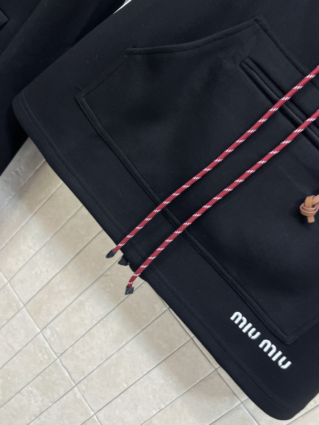 小香家 25秋冬新款 轻奢气质粗花呢外套 定织粗花呢面料配上闪闪的银线点缀 瞬间升级非常精致的法式风情 