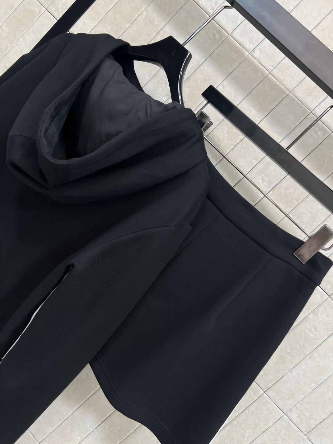 小香家 25秋冬新款 轻奢气质粗花呢外套 定织粗花呢面料配上闪闪的银线点缀 瞬间升级非常精致的法式风情 