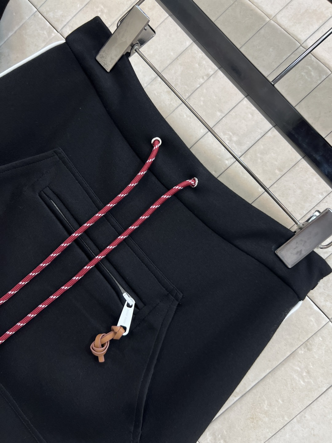 小香家 25秋冬新款 轻奢气质粗花呢外套 定织粗花呢面料配上闪闪的银线点缀 瞬间升级非常精致的法式风情 