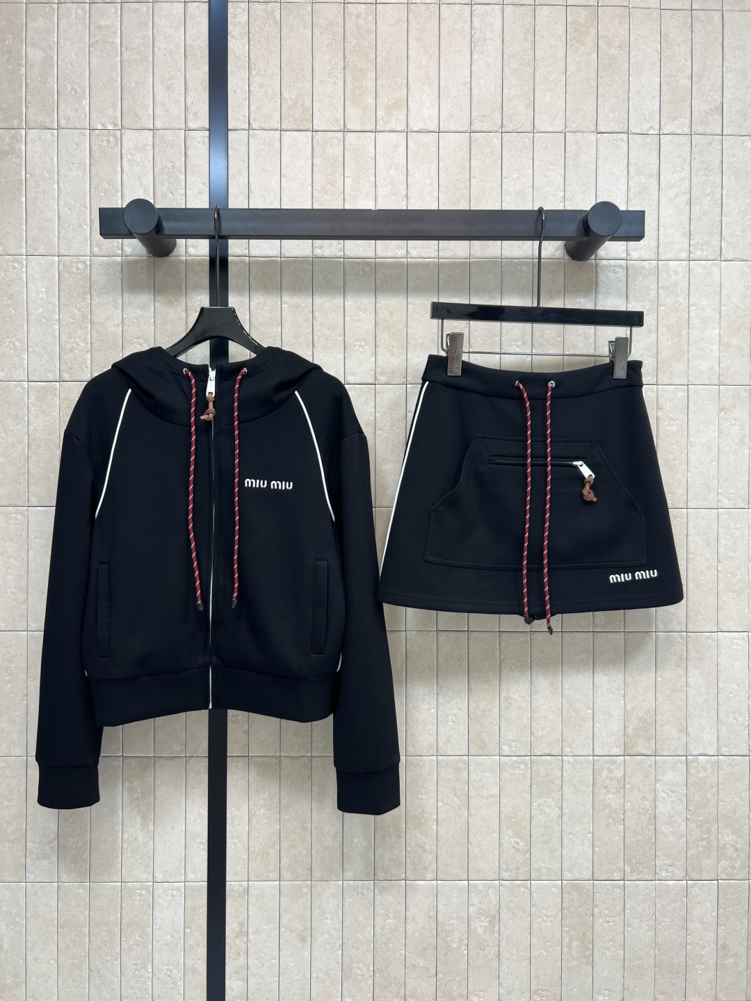 NO:508697,Xiaoxiangjia 25 autumn and winter new style, light luxury tweed jacket, fixed tweed fabric with sparkling silver embellishment, instantly upgraded very exquisite French style, retro simple yet elegant, outstanding high-end feeling, formal and design-oriented, important occasions or commuting, super aura, very stylish, and elegant, one color three-code Size/S-M-L,, chanel, jackets & coats, alexander wang19860909小香家 25秋冬新款 轻奢气质粗花呢外套 定织粗花呢面料配上闪闪的银线点缀 瞬间升级非常精致的法式风情 复古简约不失优雅版型很出众 扑面而来的高级感 属于那种正式又很有设计感的 重要场合或者是通勤穿 超级有气场 很衬气色显气质 一色三码Size/S-M-L,,chanel,jackets & coats,alexander wang,Women's clothing