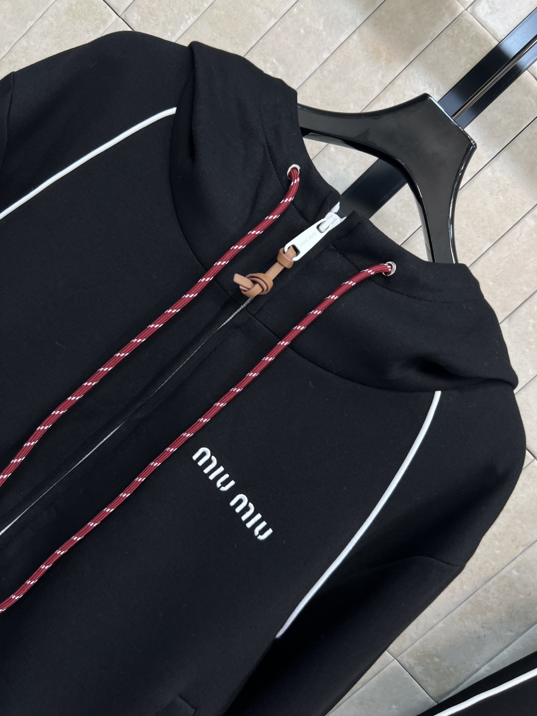 小香家 25秋冬新款 轻奢气质粗花呢外套 定织粗花呢面料配上闪闪的银线点缀 瞬间升级非常精致的法式风情 