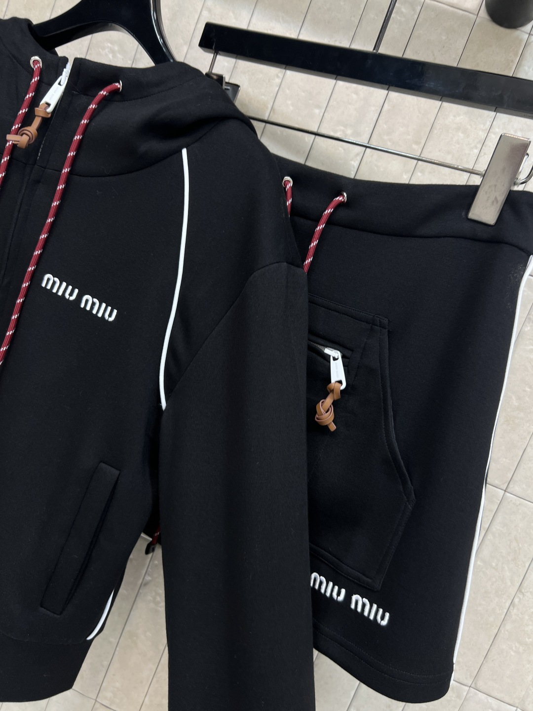 小香家 25秋冬新款 轻奢气质粗花呢外套 定织粗花呢面料配上闪闪的银线点缀 瞬间升级非常精致的法式风情 