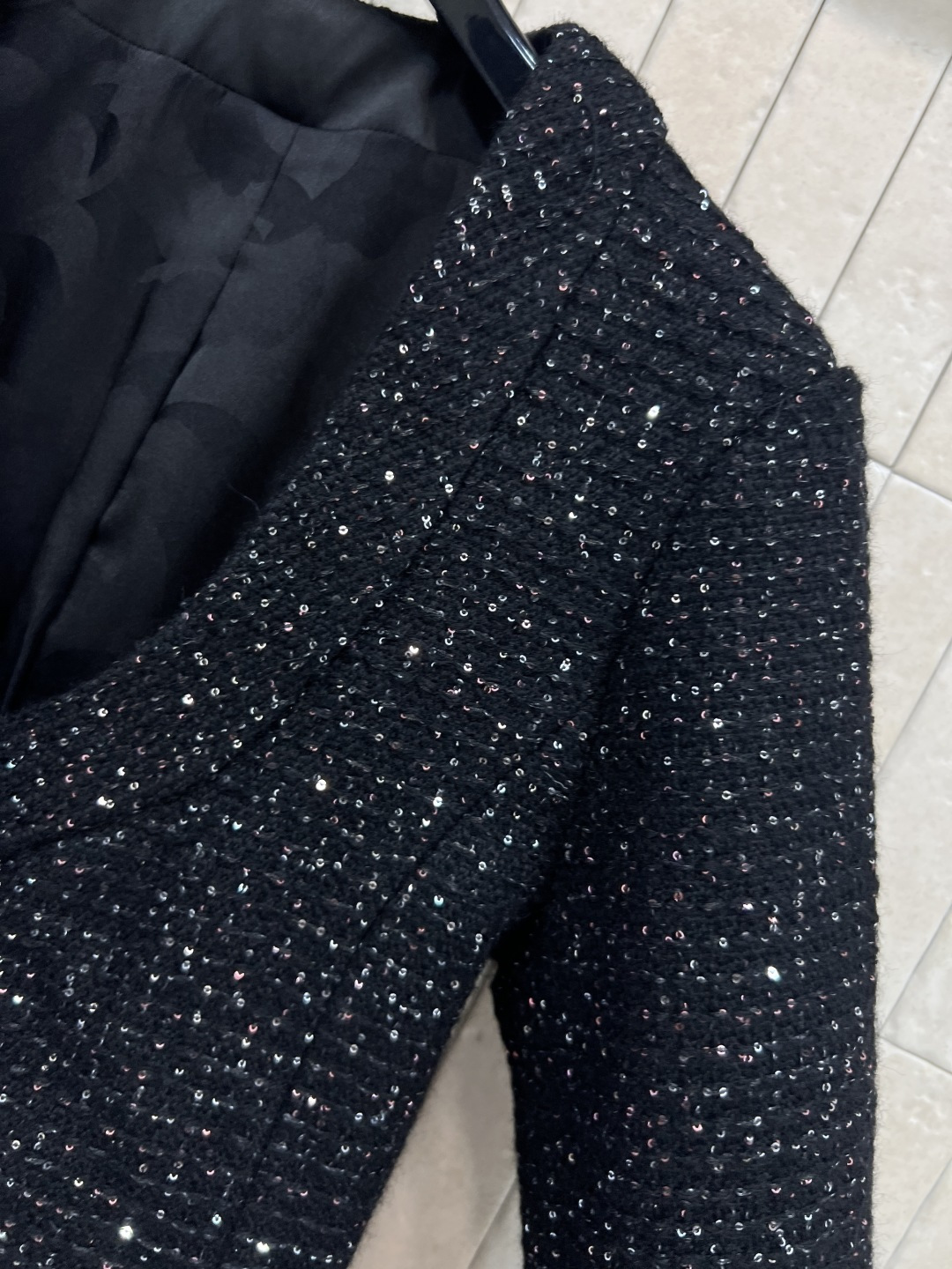 小香家 25秋冬新款 轻奢气质粗花呢外套 定织粗花呢面料配上闪闪的银线点缀 瞬间升级非常精致的法式风情 