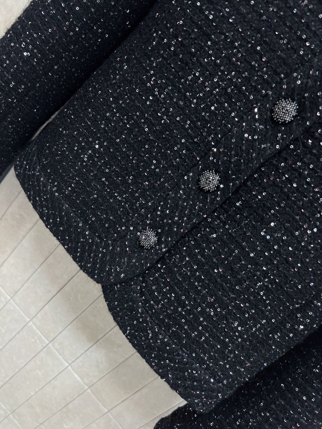 小香家 25秋冬新款 轻奢气质粗花呢外套 定织粗花呢面料配上闪闪的银线点缀 瞬间升级非常精致的法式风情 