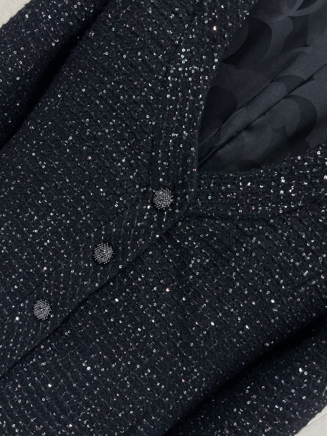 小香家 25秋冬新款 轻奢气质粗花呢外套 定织粗花呢面料配上闪闪的银线点缀 瞬间升级非常精致的法式风情 