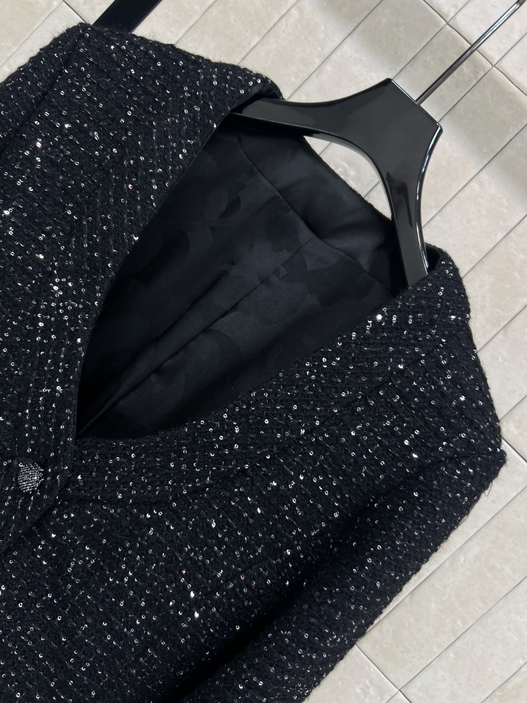 小香家 25秋冬新款 轻奢气质粗花呢外套 定织粗花呢面料配上闪闪的银线点缀 瞬间升级非常精致的法式风情 