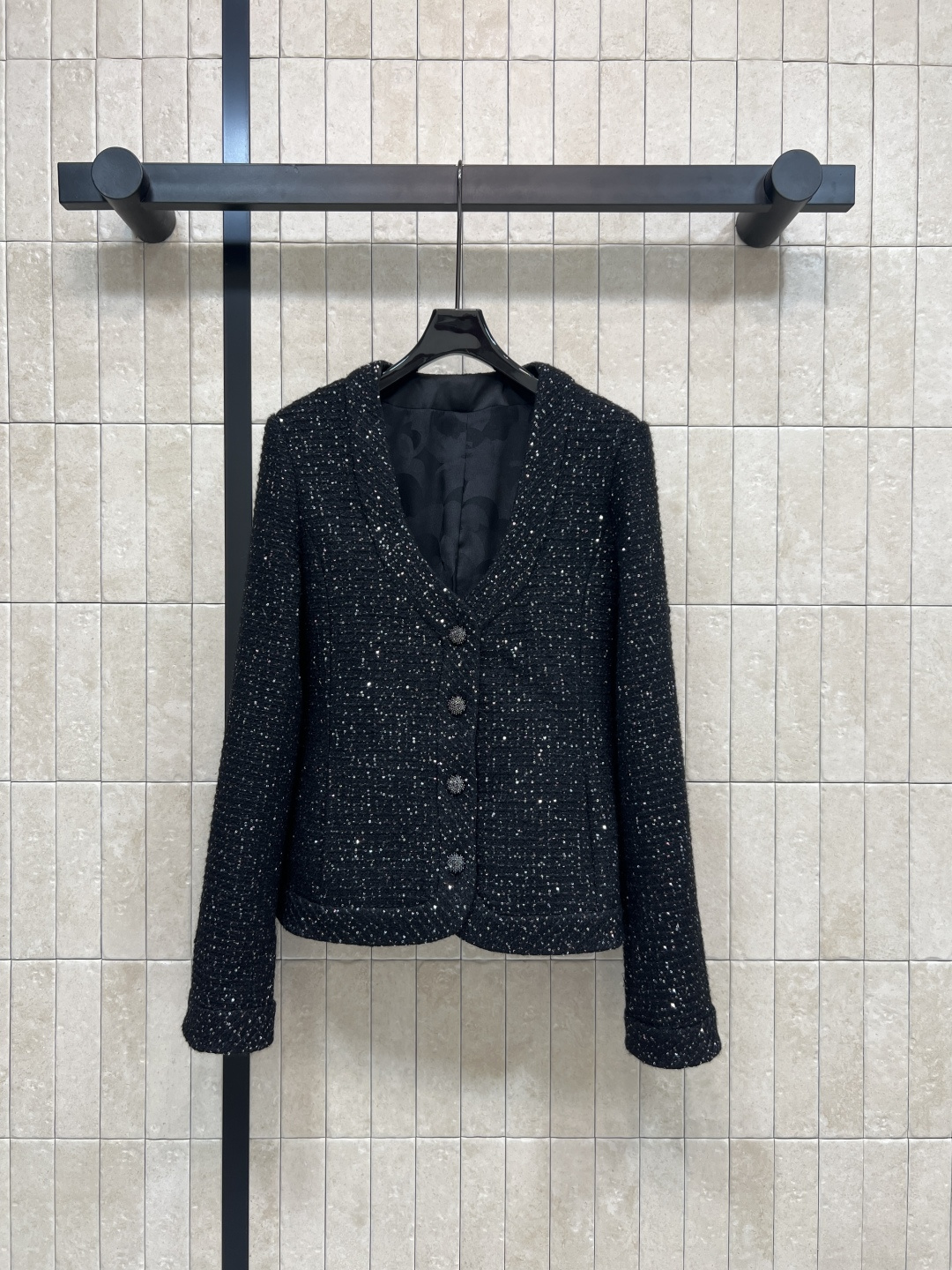 NO:508708,Xiaoxiangjia 25 autumn and winter new style, light luxury tweed jacket, fixed tweed fabric with sparkling silver embellishment, instantly upgraded very exquisite French style, retro simple yet elegant, outstanding high-end feeling, formal and design-oriented, important occasions or commuting, super aura, very stylish, and elegant, one color three-code Size/S-M-L,, chanel, jackets & coats, alexander wang19860909小香家 25秋冬新款 轻奢气质粗花呢外套 定织粗花呢面料配上闪闪的银线点缀 瞬间升级非常精致的法式风情 复古简约不失优雅版型很出众 扑面而来的高级感 属于那种正式又很有设计感的 重要场合或者是通勤穿 超级有气场 很衬气色显气质 一色三码Size/S-M-L,,chanel,jackets & coats,alexander wang,Women's clothing