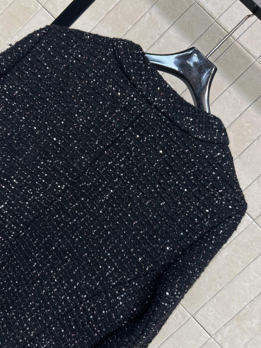 小香家 25秋冬新款 轻奢气质粗花呢外套 定织粗花呢面料配上闪闪的银线点缀 瞬间升级非常精致的法式风情 