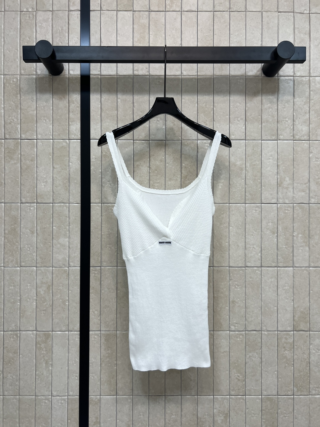 NO:508713,MIujia 25 autumn and winter new style knitted suspenders daily essential items, sexy single wear, super slim inner style, imported cotton yarn texture is super comfortable, casual and fashionable and high-end three-code one color,,miumiu,alexander wang19860909MIu家 25秋冬新款 针织小吊带 日常必备单品 单穿性感 内搭版型超显瘦 进口棉纱线质感超舒适 休闲时髦又高级 一色三码,,miumiu,alexander wang,Women's clothing