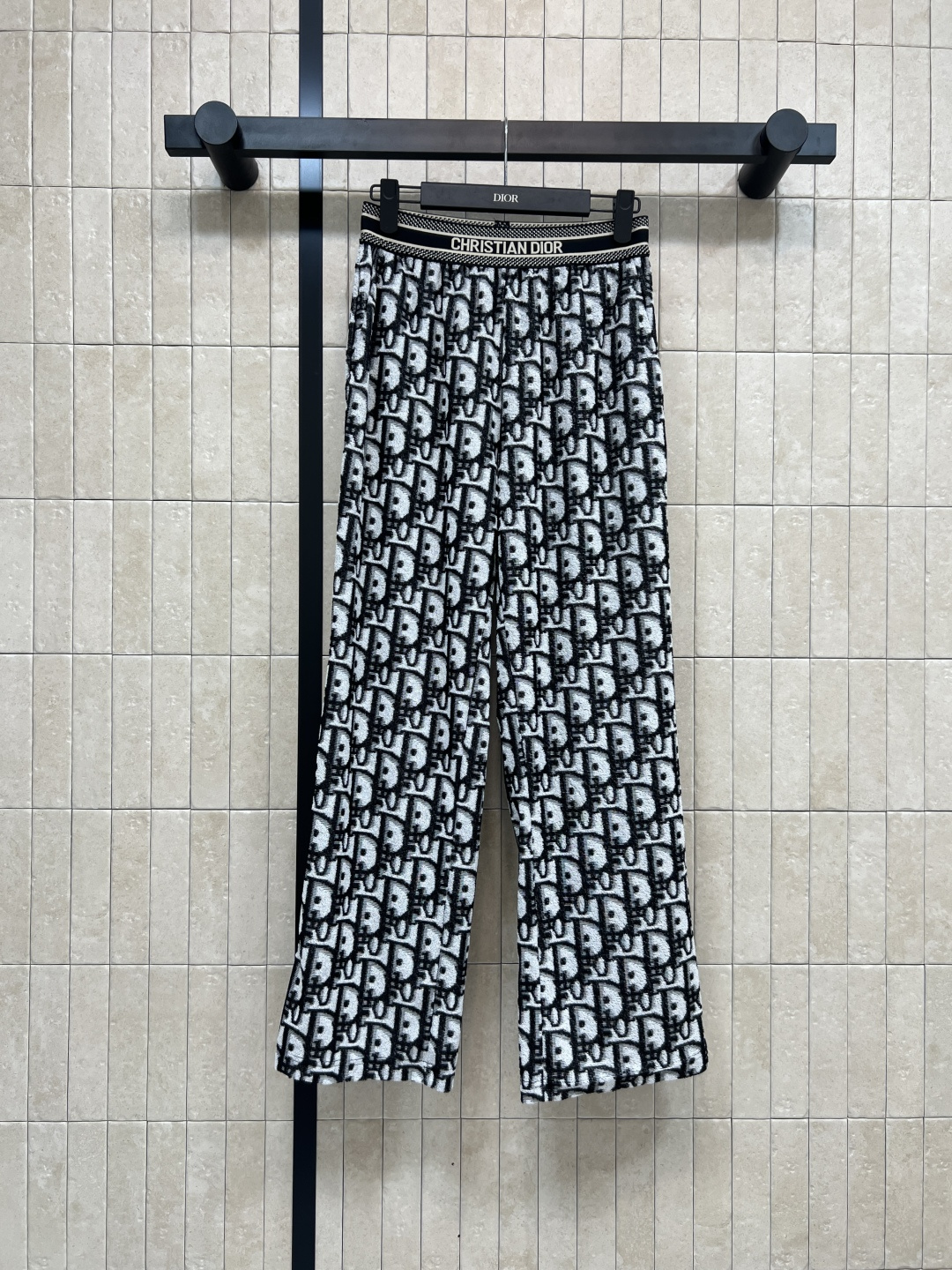 NO:508718,D Home 25 autumn and winter new style D letter jacquard knitted casual pants can be matched with various T and sweaters. Simple and fashionable. Easy to handle daily commuting outfits. It is really a versatile pants. Highly recommended. One color three-code Size/S-M-L,,dior,alexander wang19860909D家 25秋冬新款 D字母提花针织休闲裤 搭配各种t和针织衫都可 简简单单很有时髦感 轻松搞定通勤日常穿搭 真的是百搭神裤 强烈推荐 一色三码Size/S-M-L,,dior,alexander wang,Women's clothing