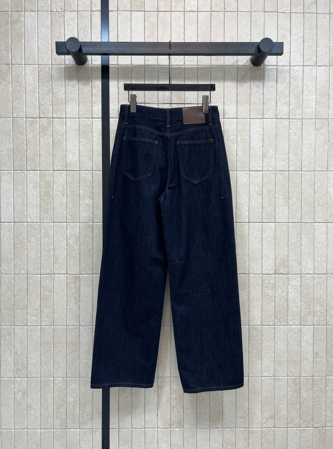 25秋冬新款 高腰直筒牛仔裤 复古街头美感造型神器 帅气又时髦 进口牛仔面料质感超赞 立体剪裁高腰版型打