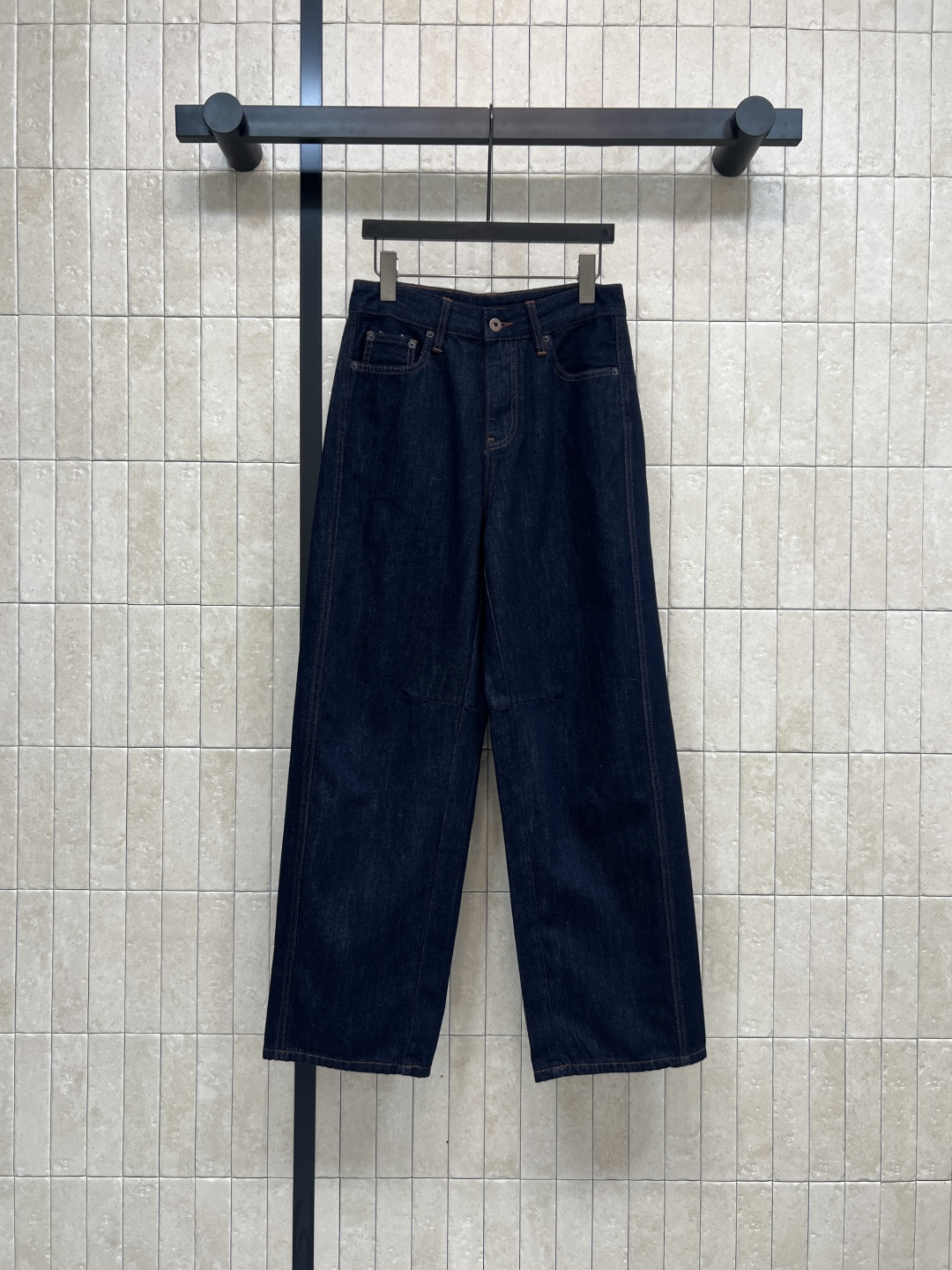 NO:508722,New autumn and winter styles, high-waist straight jeans, retro street aesthetic styling artifact, handsome and fashionable, imported denim fabrics are of excellent texture, three-dimensional tailoring, high-waisted style to create all legs below the chest, straight trousers, huge slim upper body, old retro colors are also very good, five-size, jeans, alexander wang19860909秋冬新款 高腰直筒牛仔裤 复古街头美感造型神器 帅气又时髦 进口牛仔面料质感超赞 立体剪裁高腰版型打造胸以下全是腿 直筒裤型上身巨显瘦 做旧复古的颜色也很好看 一色五码,,jeans,alexander wang,Women's clothing