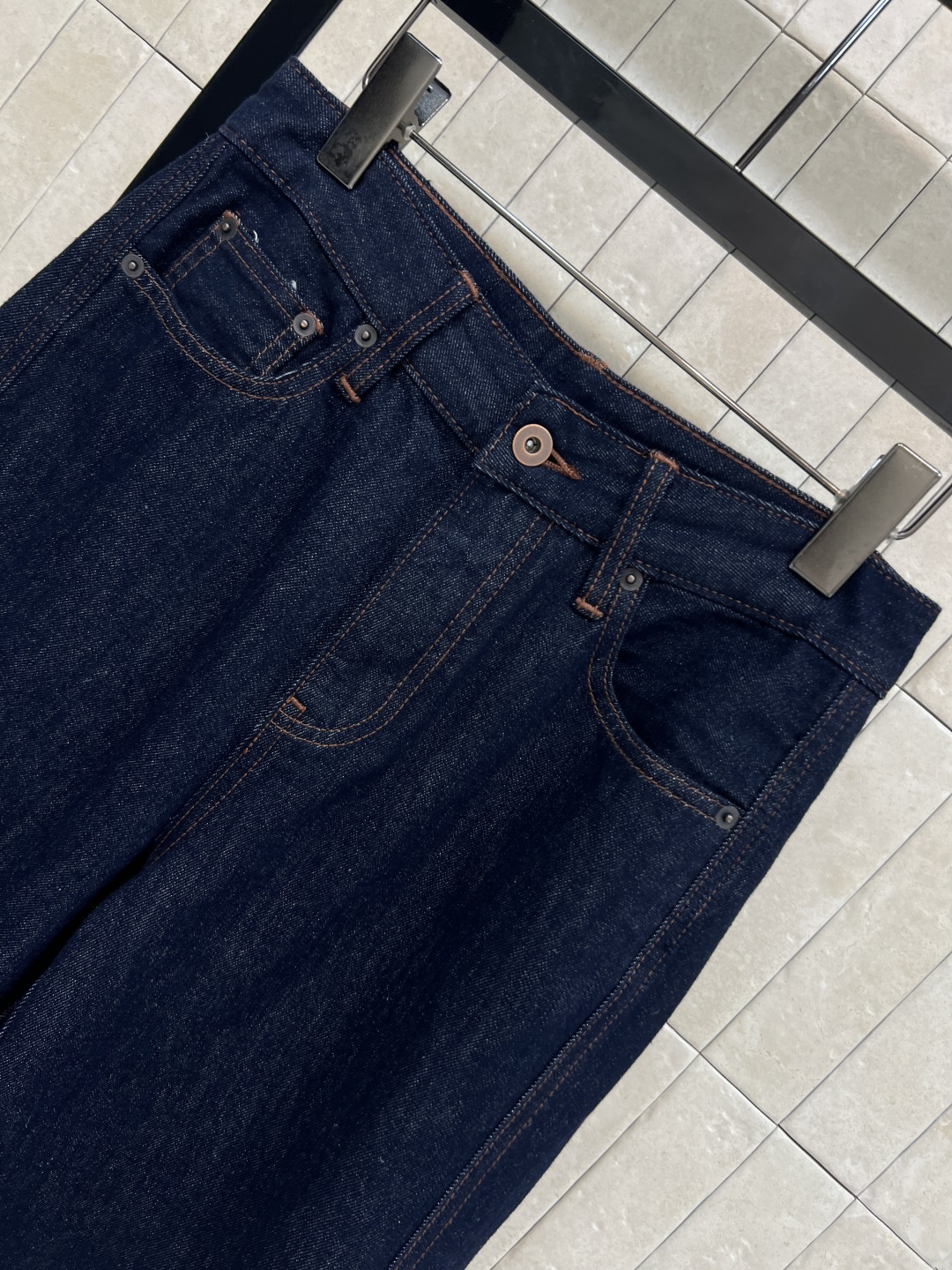 25秋冬新款 高腰直筒牛仔裤 复古街头美感造型神器 帅气又时髦 进口牛仔面料质感超赞 立体剪裁高腰版型打