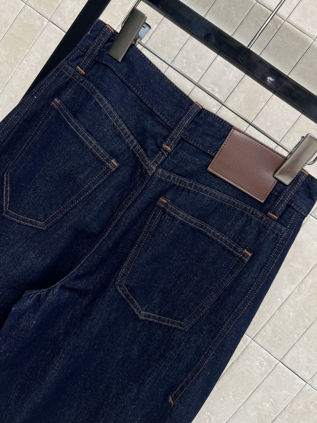 25秋冬新款 高腰直筒牛仔裤 复古街头美感造型神器 帅气又时髦 进口牛仔面料质感超赞 立体剪裁高腰版型打