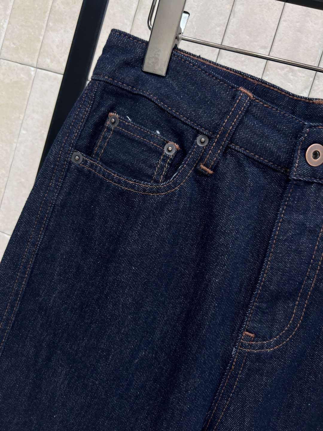 25秋冬新款 高腰直筒牛仔裤 复古街头美感造型神器 帅气又时髦 进口牛仔面料质感超赞 立体剪裁高腰版型打