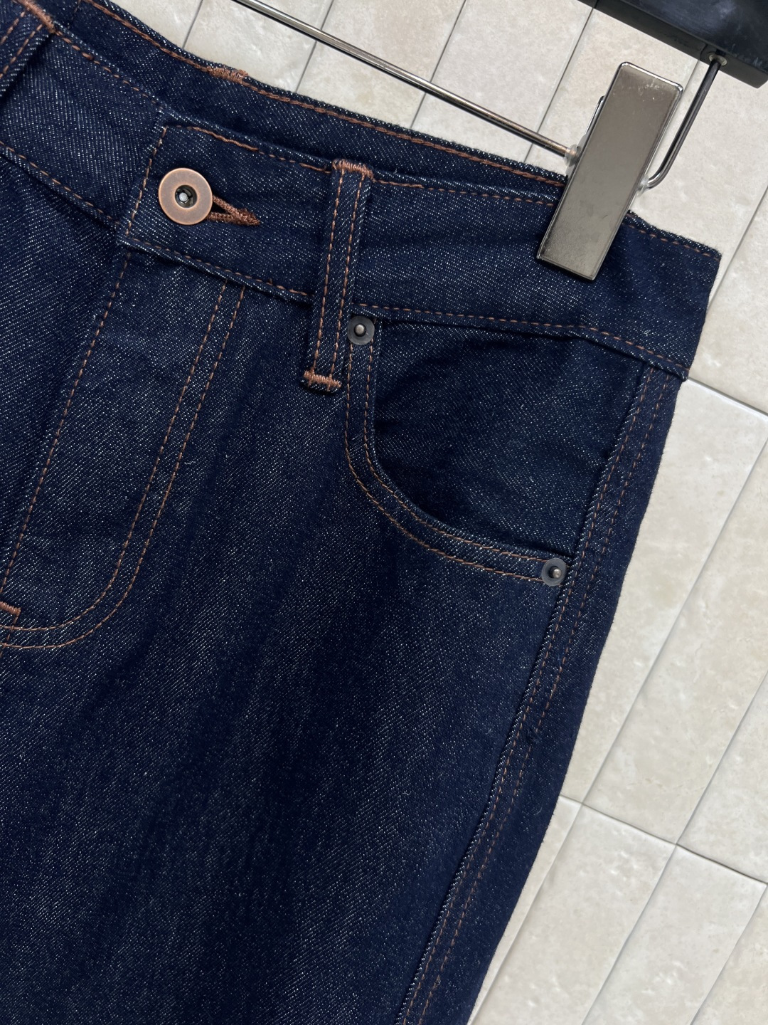 25秋冬新款 高腰直筒牛仔裤 复古街头美感造型神器 帅气又时髦 进口牛仔面料质感超赞 立体剪裁高腰版型打