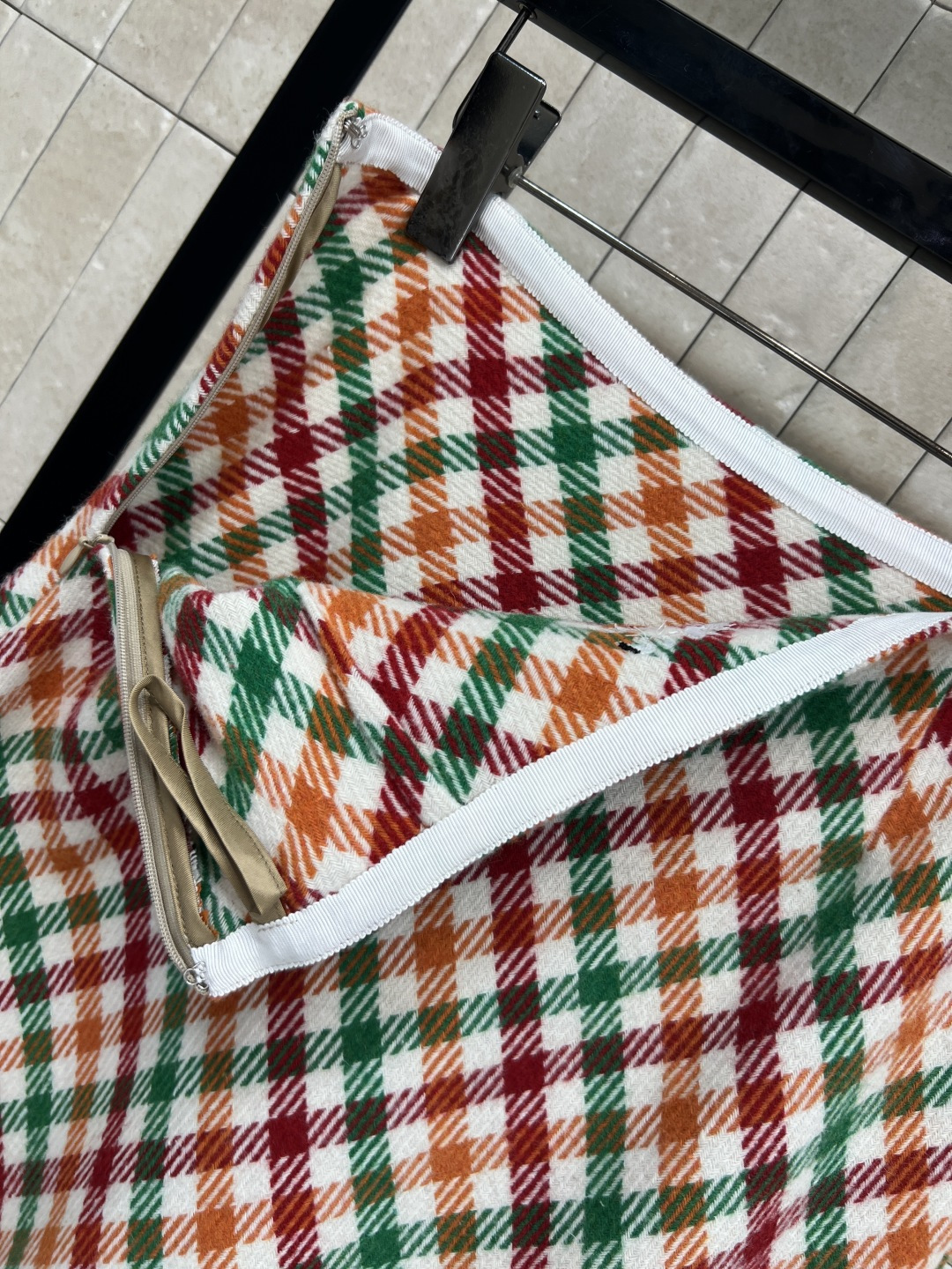 MIu家 25秋冬新款 复古格纹高腰半身裙 冬天搭配小能手 高腰a字裙摆 上身超级比例感 柔软又舒适 可