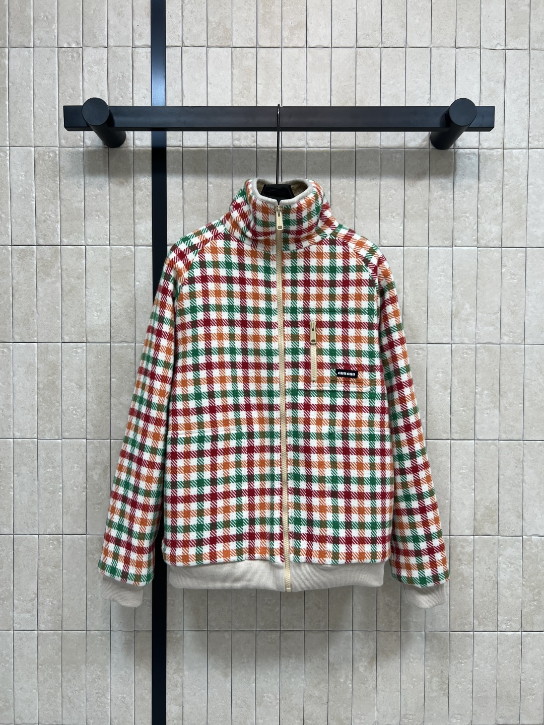 NO:508710,MIu's new 25 autumn and winter style, lazy and fashionable, stand-up collar plaid lamb fur coat, contrasting ribbed neckline and hem, not easy to deform, retro plaid color has autumn and winter atmosphere, handsome and fashionable silhouette can be easily matched with a random look, super age-reducing, shoulder-release loose style, environmentally friendly lamb fur inside, cotton inside is warmer, one color three-code Size/S-M-L,,miumiu, jackets & coats,alexander wang19860909MIu家 25秋冬新款 慵懒时髦感 立领格纹羊羔毛外套 撞色罗纹领口和下摆 不易变形 复古格纹颜色自带秋冬气氛 帅气时髦廓形随意搭配就能刷爆回头率 超级减龄 落肩宽松版型 里面采用环保羊羔毛 夹棉内里更保暖哦 一色三码Size/S-M-L,,miumiu,jackets & coats,alexander wang,Women's clothing