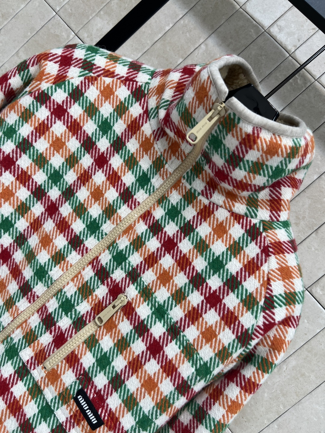 MIu家 25秋冬新款 慵懒时髦感 立领格纹羊羔毛外套 撞色罗纹领口和下摆 不易变形 复古格纹颜色自带秋