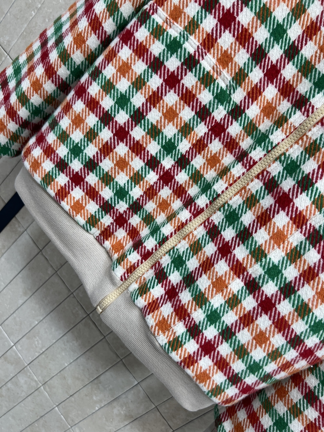 MIu家 25秋冬新款 慵懒时髦感 立领格纹羊羔毛外套 撞色罗纹领口和下摆 不易变形 复古格纹颜色自带秋