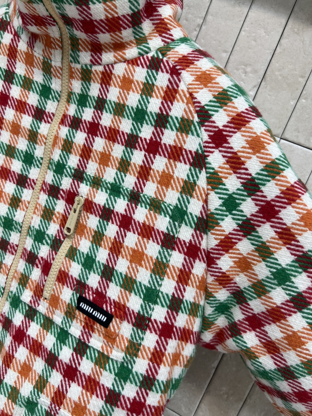 MIu家 25秋冬新款 慵懒时髦感 立领格纹羊羔毛外套 撞色罗纹领口和下摆 不易变形 复古格纹颜色自带秋