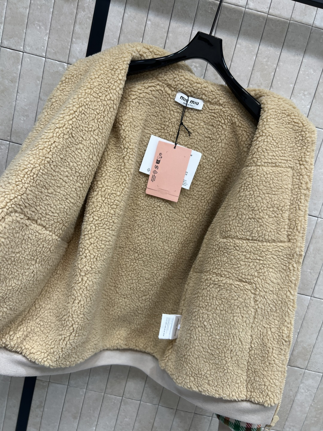 MIu家 25秋冬新款 慵懒时髦感 立领格纹羊羔毛外套 撞色罗纹领口和下摆 不易变形 复古格纹颜色自带秋