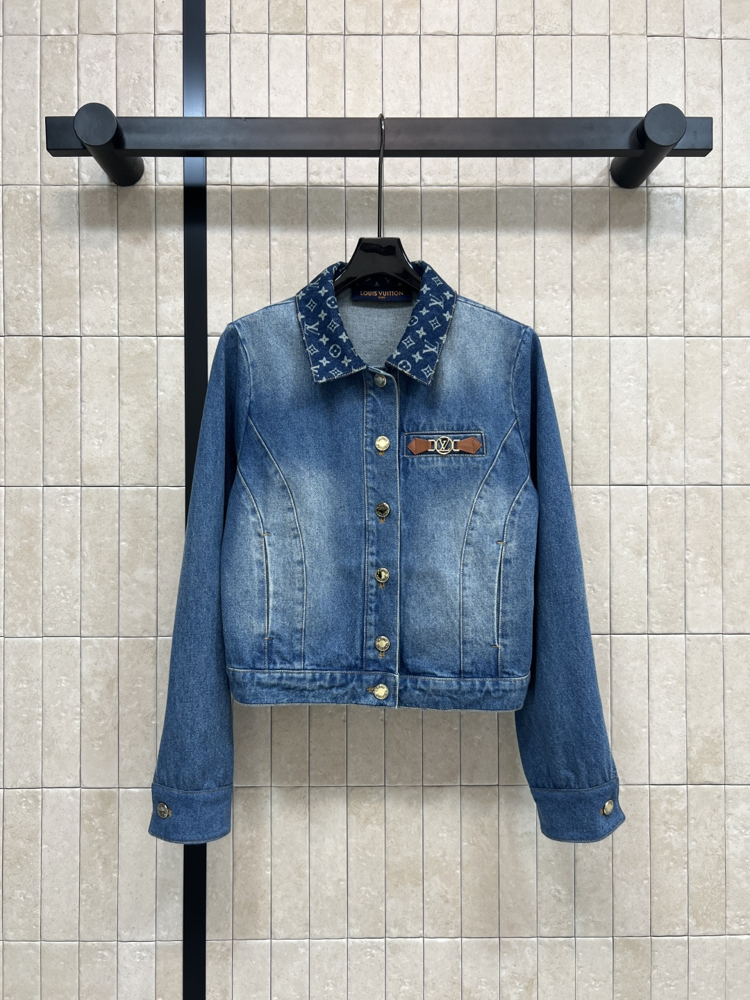 NO:508714,L Home 25 autumn and winter new style, presbyopia lapel denim jacket, slimming and taller denim jacket without age limit, comfortable and gentle, with multiple functions, crisp, stylish, not soft, clean and neat, every detail is just right, leather brand logo embellished at the cuffs, a girlish look that is full of youthful age reduction, three-codes in one color, Size/S-M-L,,louis vuitton, jackets & coats, jackets & coats, alexander wang19860909L家 25秋冬新款 老花翻领牛仔夹克 显瘦显高没有年龄界限的牛仔外套 舒适的触感来自于进口好面料 兼具舒适轻柔多重功效 挺括有型不软塌 走线干净利落 每一处细节都恰到好处 袖口处皮牌Logo点缀 上身青春减龄满满的少女感一色三码 Size/S-M-L,,louis vuitton,jackets & coats,jackets & coats,alexander wang,Women's clothing