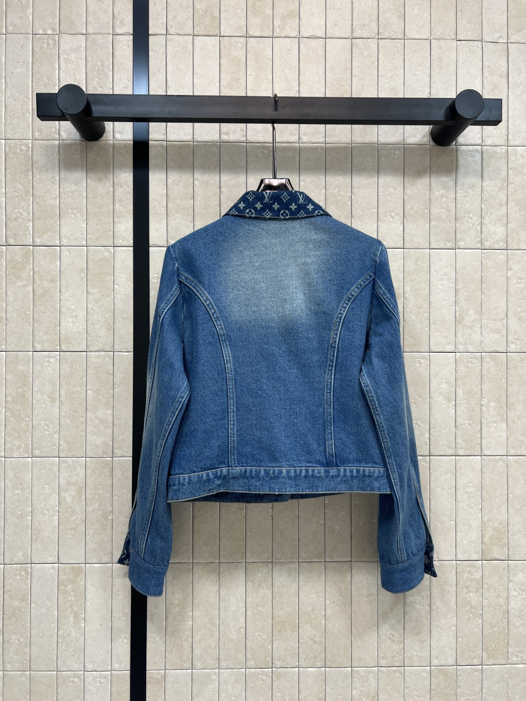 L家 25秋冬新款 老花翻领牛仔夹克 显瘦显高没有年龄界限的牛仔外套 舒适的触感来自于进口好面料 兼具舒