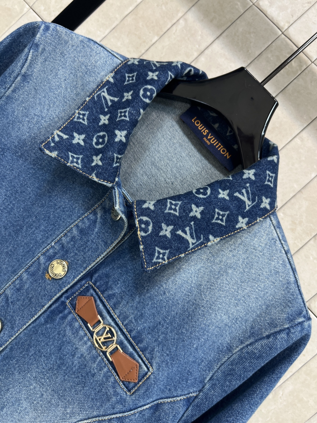 L家 25秋冬新款 老花翻领牛仔夹克 显瘦显高没有年龄界限的牛仔外套 舒适的触感来自于进口好面料 兼具舒