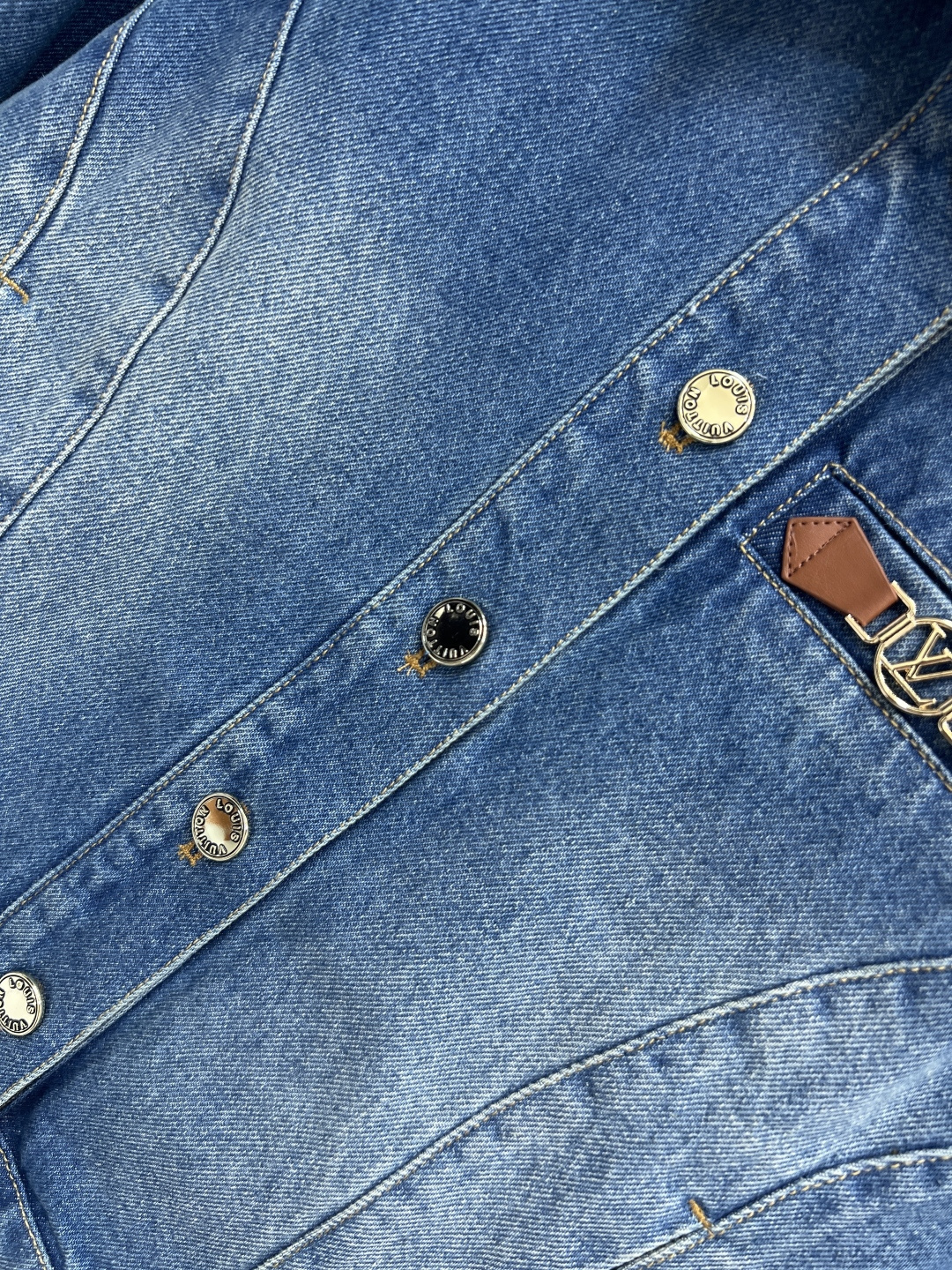 L家 25秋冬新款 老花翻领牛仔夹克 显瘦显高没有年龄界限的牛仔外套 舒适的触感来自于进口好面料 兼具舒