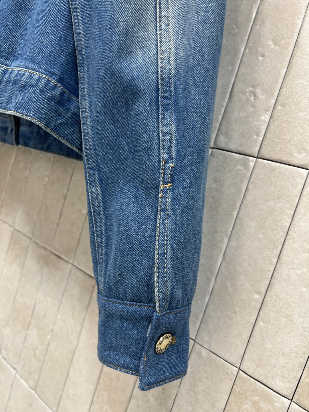 L家 25秋冬新款 老花翻领牛仔夹克 显瘦显高没有年龄界限的牛仔外套 舒适的触感来自于进口好面料 兼具舒